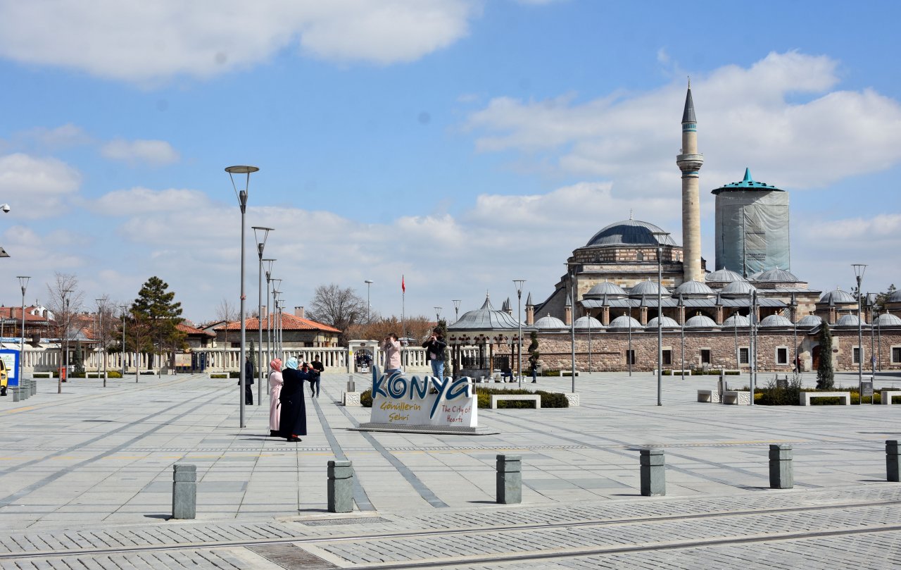 mevlana-muzesinde-koronavirus-sessizligi-3568-dhaphoto1-004.jpg