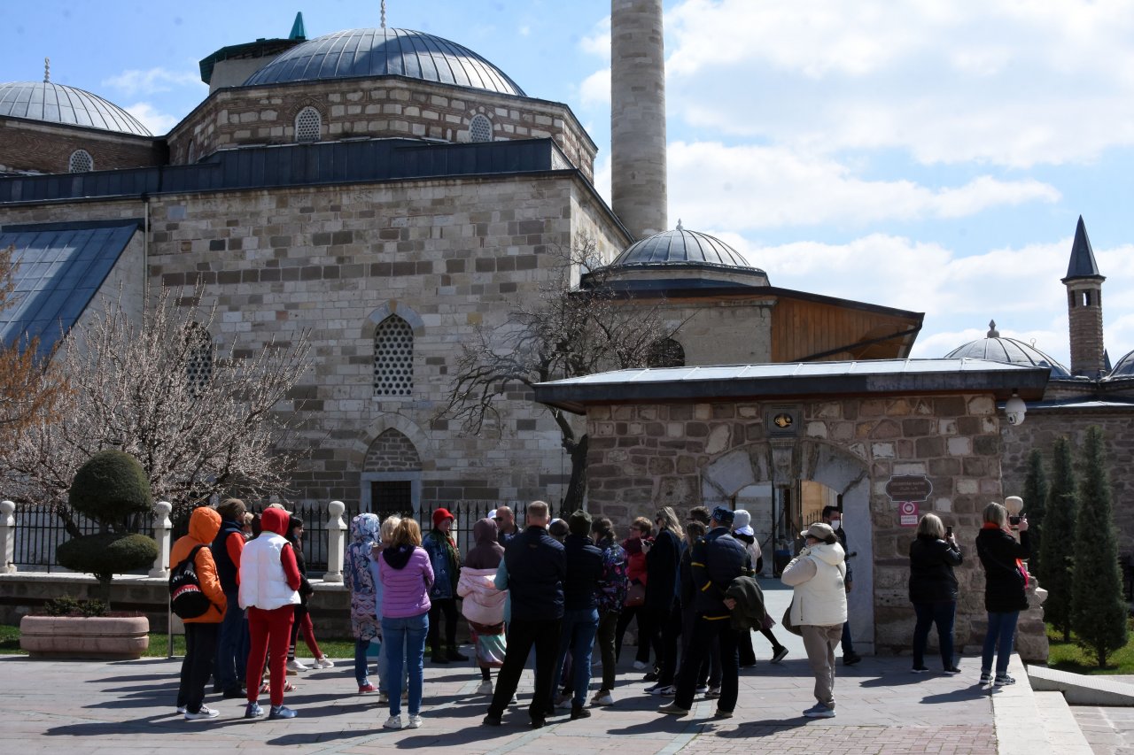 mevlana-muzesinde-koronavirus-sessizligi-3568-dhaphoto2-1.jpg