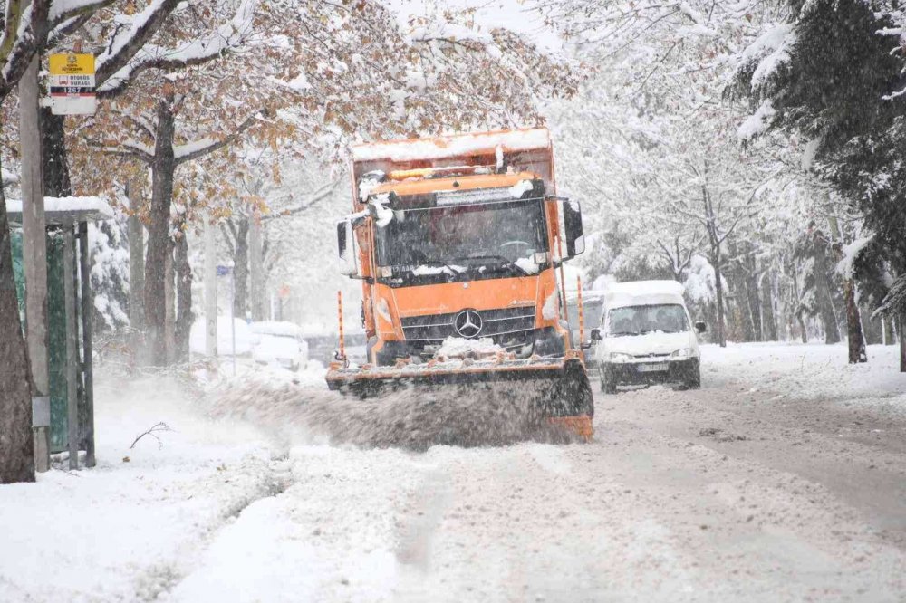 konya-buyuksehir-den-31-ilcede-yogun-kar-mesaisi-20211219aw495057.jpg