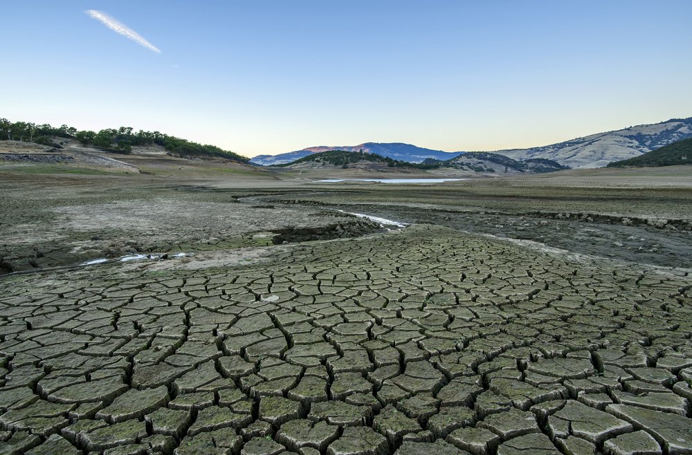 14o-2598-raw-emigrant-lake-bed-dry-ashland-oregon.jpg