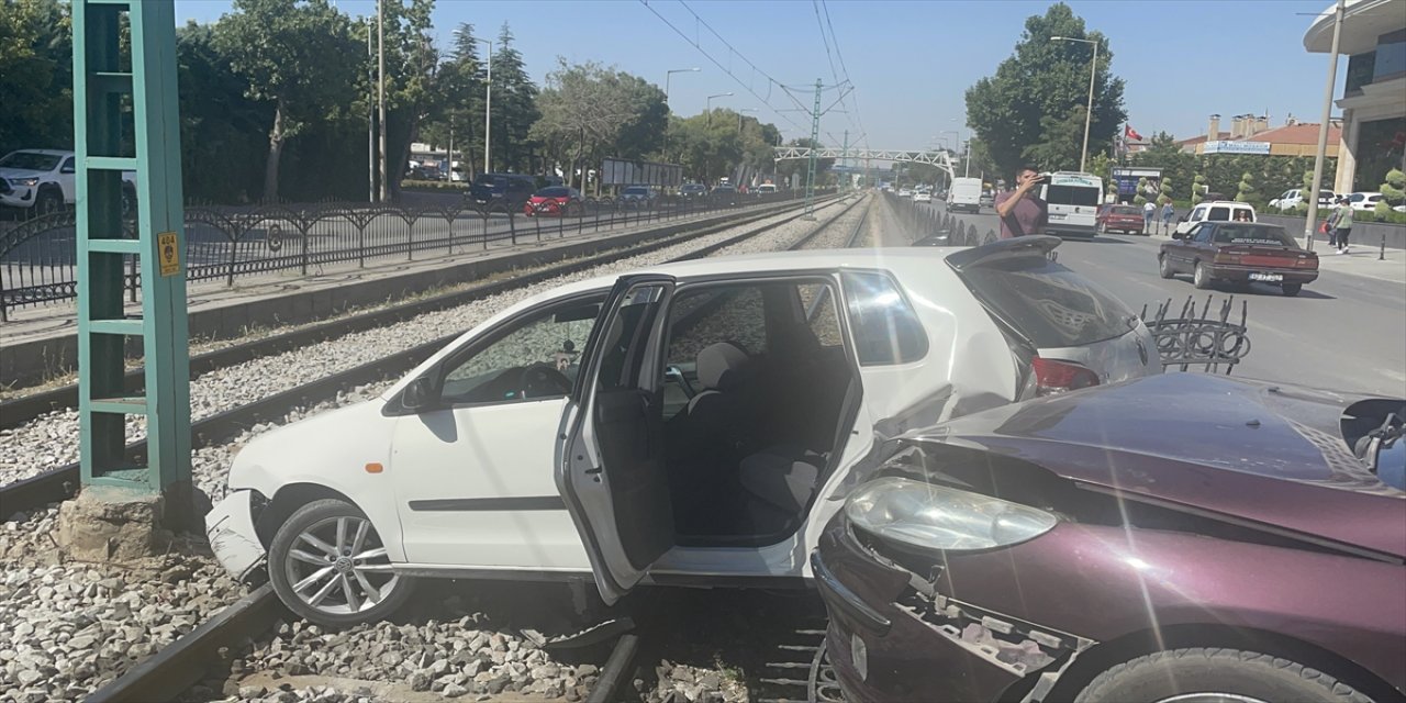 aa-20230807-31869388-31869387-konyada-carpisan-iki-aractan-biri-tramvay-yoluna-girdi-2-kisi-yaralandi.jpg