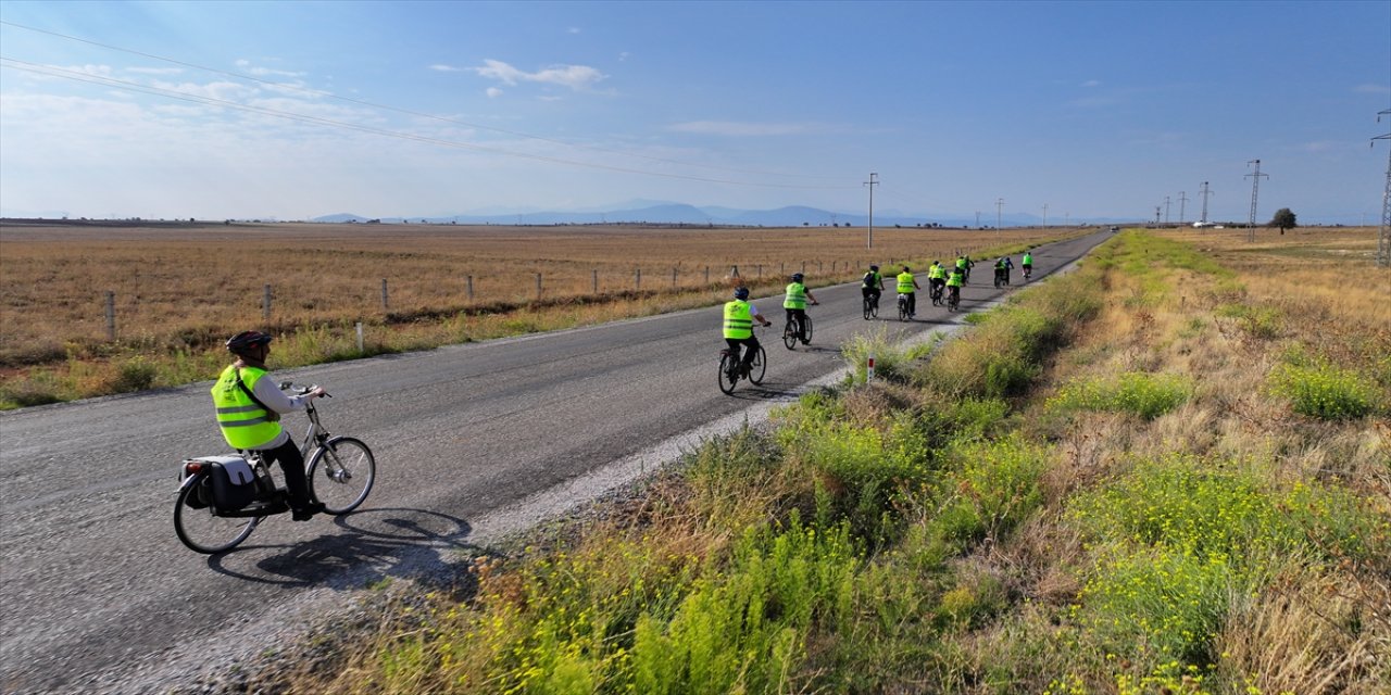 aa-20240925-35731066-35731056-konyada-bisikletseverler-tarihi-ve-dogal-guzellikleri-pedal-cevirerek-kesfediyor.jpg