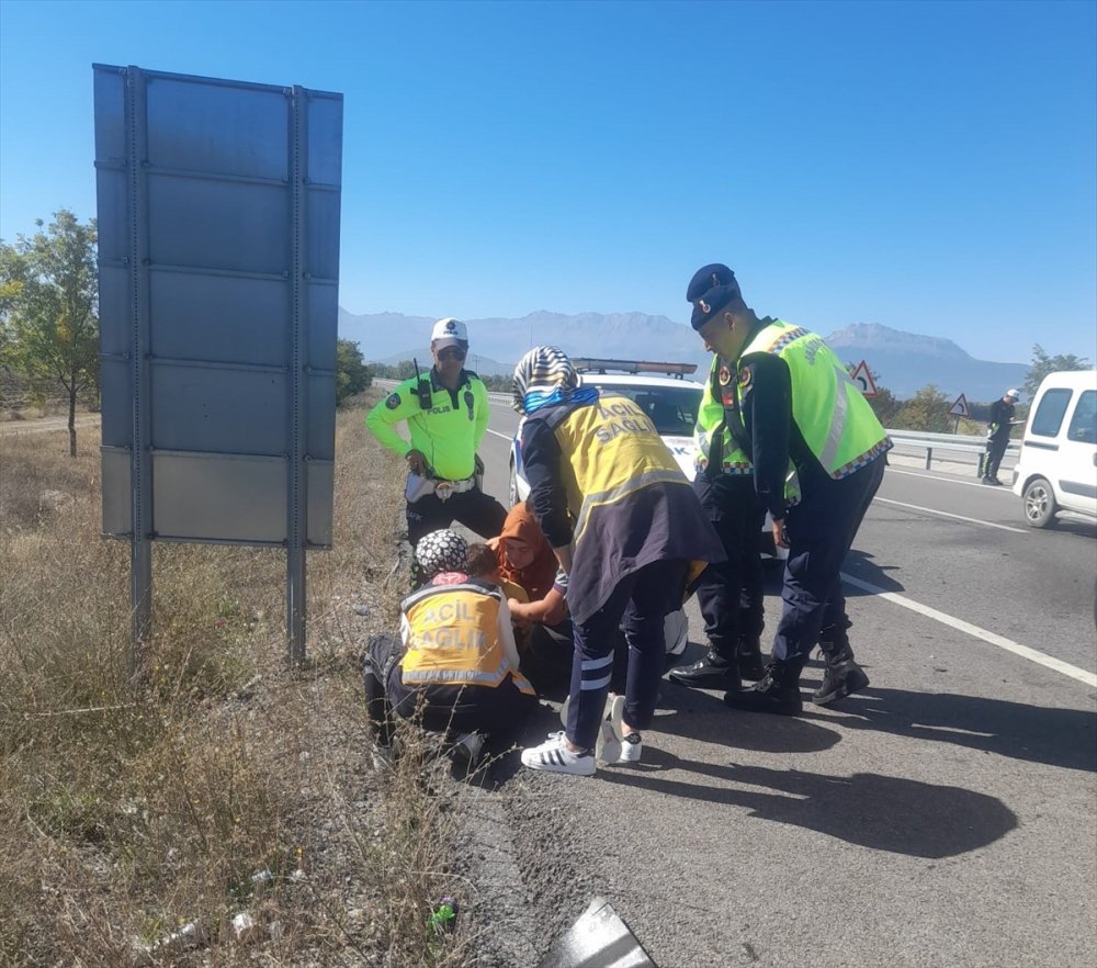 Seydişehir'de lastiği patlayan otomobildeki 2 kişi yaralandı