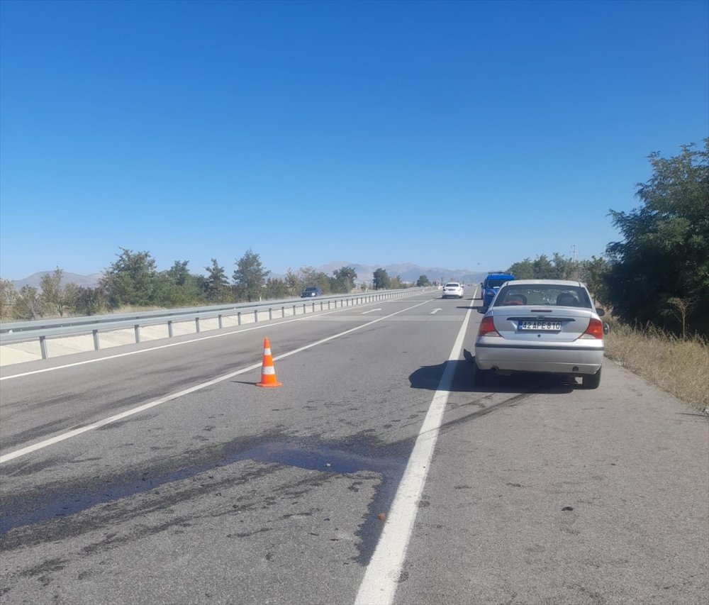 Seydişehir'de lastiği patlayan otomobildeki 2 kişi yaralandı