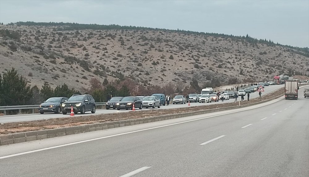 Konya'da seyir halindeyken yanan çekici kullanılamaz hale geldi