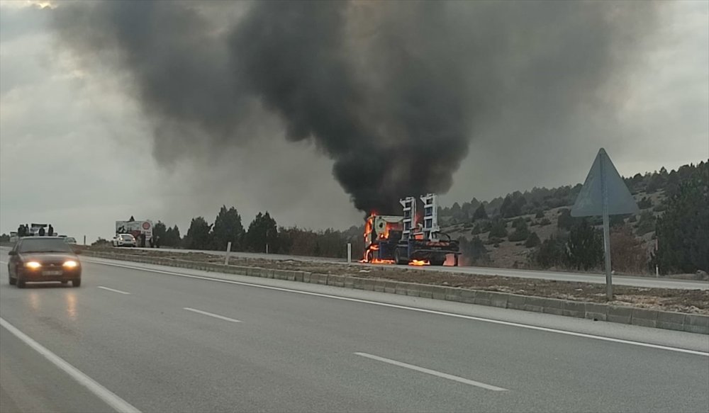 Konya'da seyir halindeyken yanan çekici kullanılamaz hale geldi