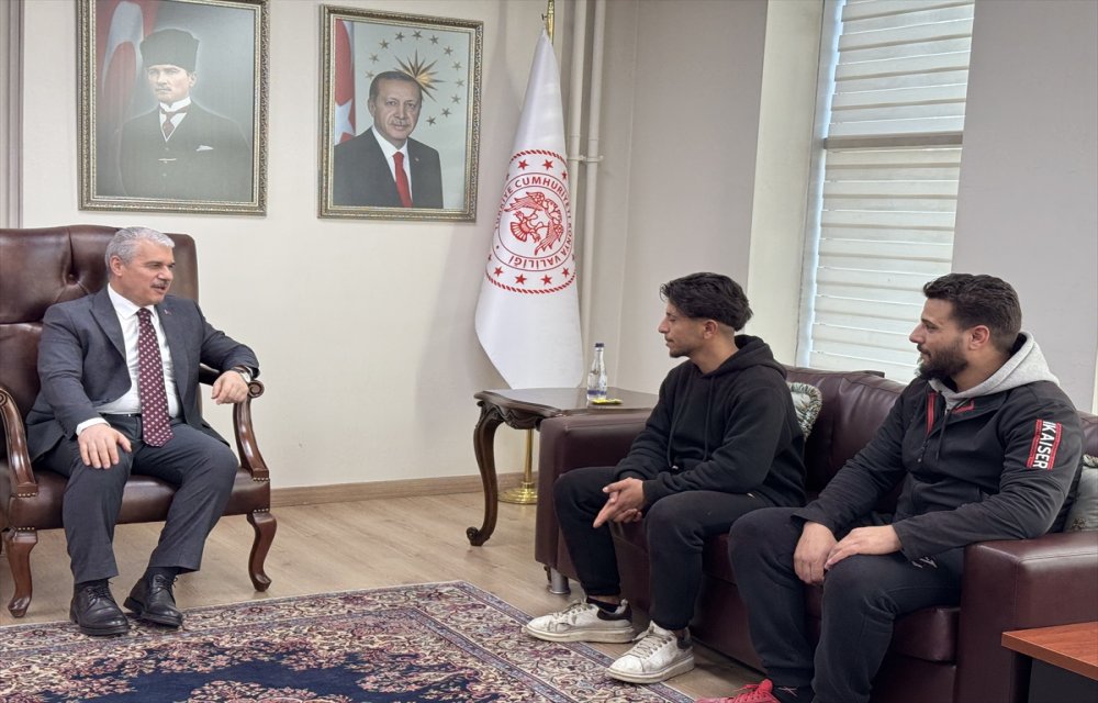 aa-20250128-36884884-36884880-konya-valisi-akindan-coken-binadaki-komsularini-duyarliligiyla-kurtaran-gence-cep-telefonu-hediyesi.jpg