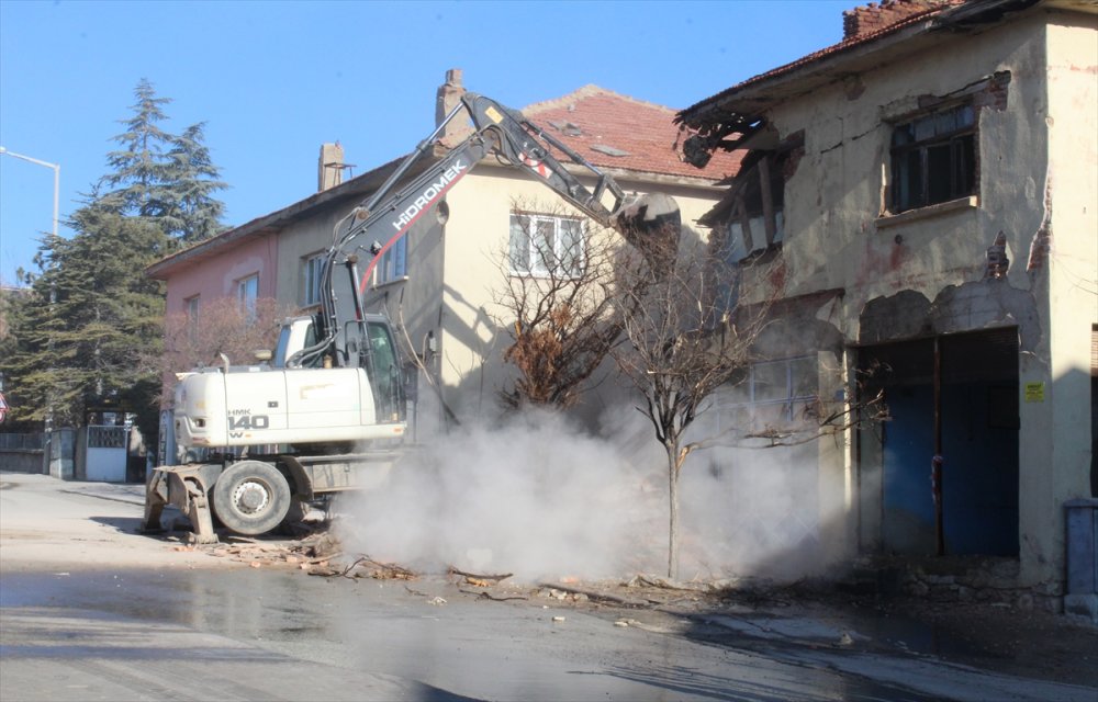 aa-20250227-37184534-37184531-yunakta-metruk-binalar-yikiliyor.jpg