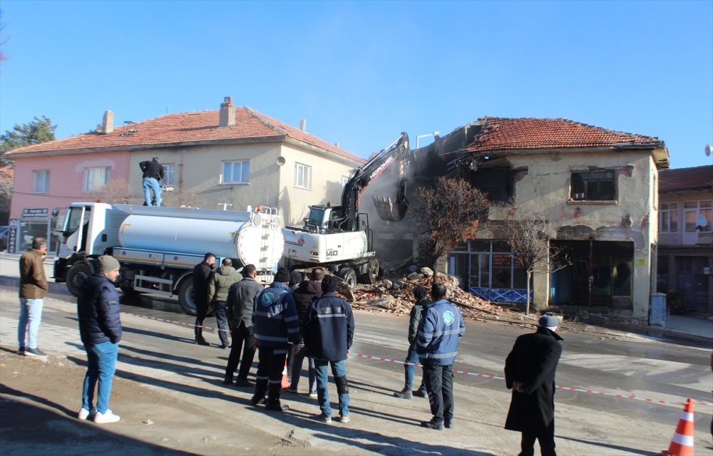 aa-20250227-37184534-37184532-yunakta-metruk-binalar-yikiliyor.jpg