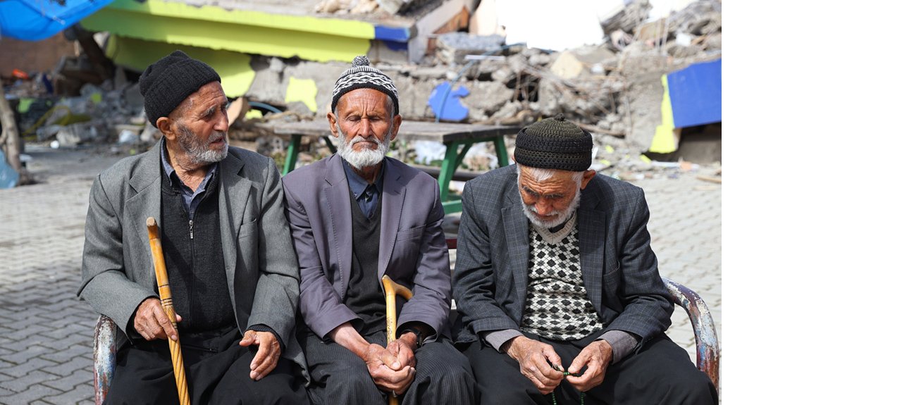 a389-deprem-bolgesinde-yaslilar-kapakgorseli.jpg