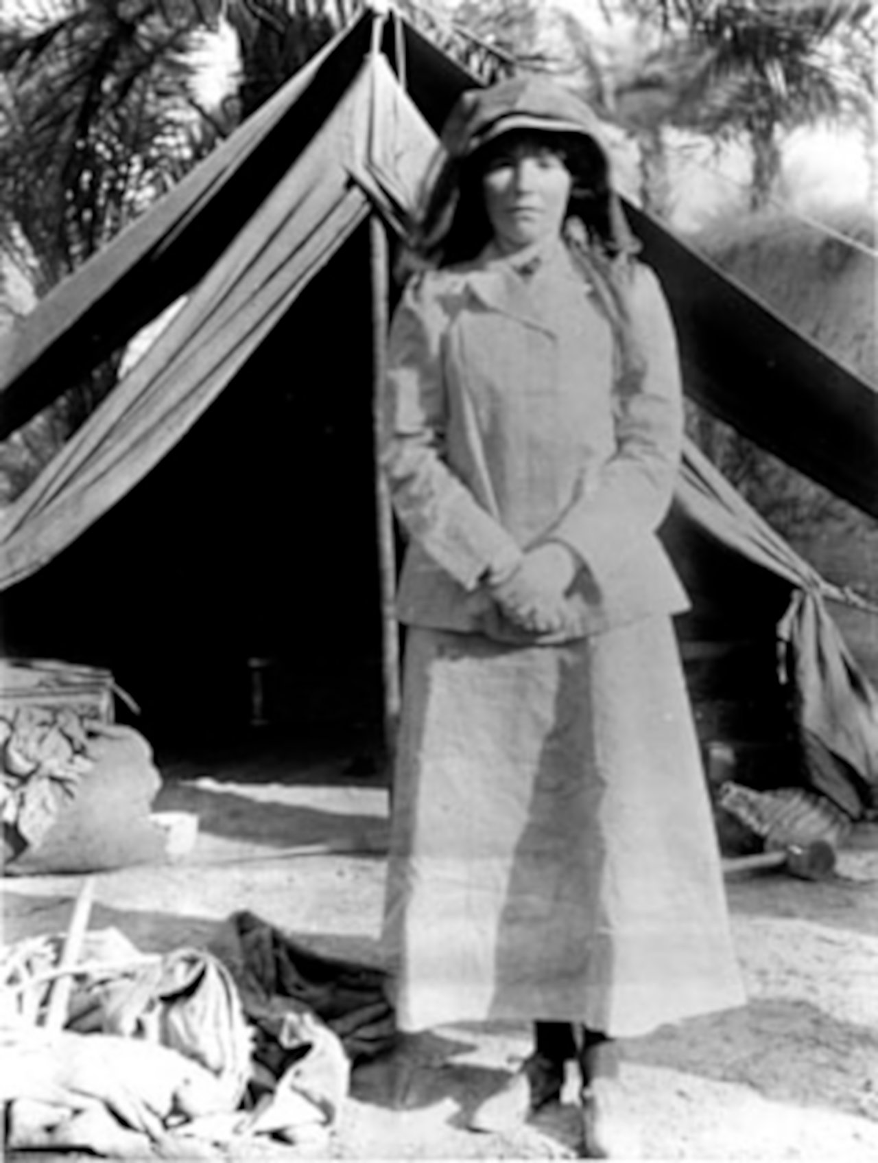 bellk-218-gertrude-bell-in-iraq-in-1909-age-41.jpg