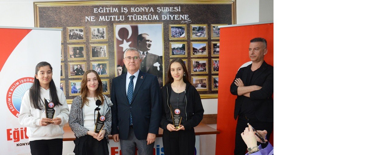 egitim-is-konya-sube-baskani-bahattin-ertugrul-resim-ve-siir-yarismasinda-dereceye-giren-ogrencilerle-bir-1.jpg