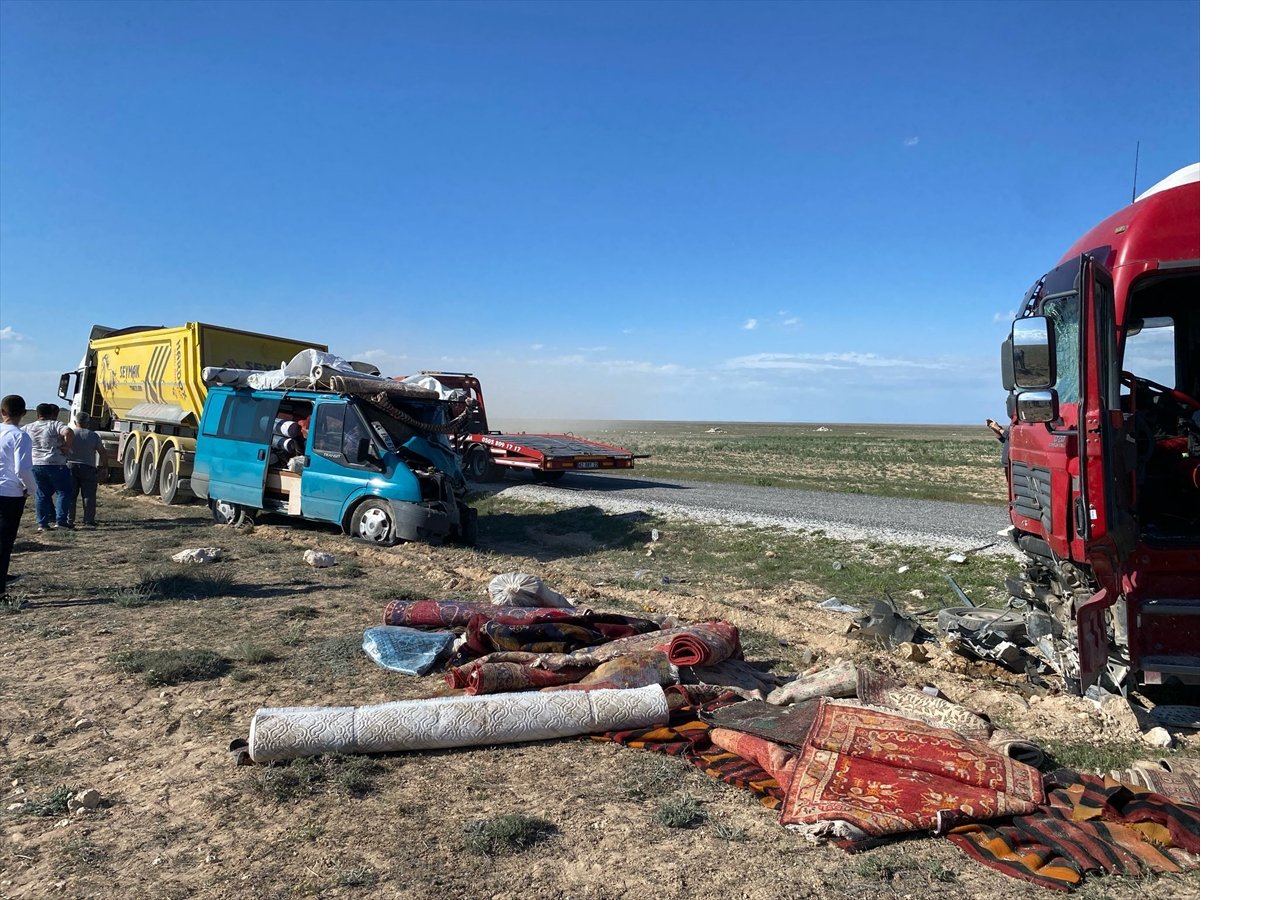 aa-20250501-37815145-37815143-aksarayda-kamyon-ile-hali-yuklu-minibusun-carpismasi-sonucu-2-kisi-yaralandi.jpg