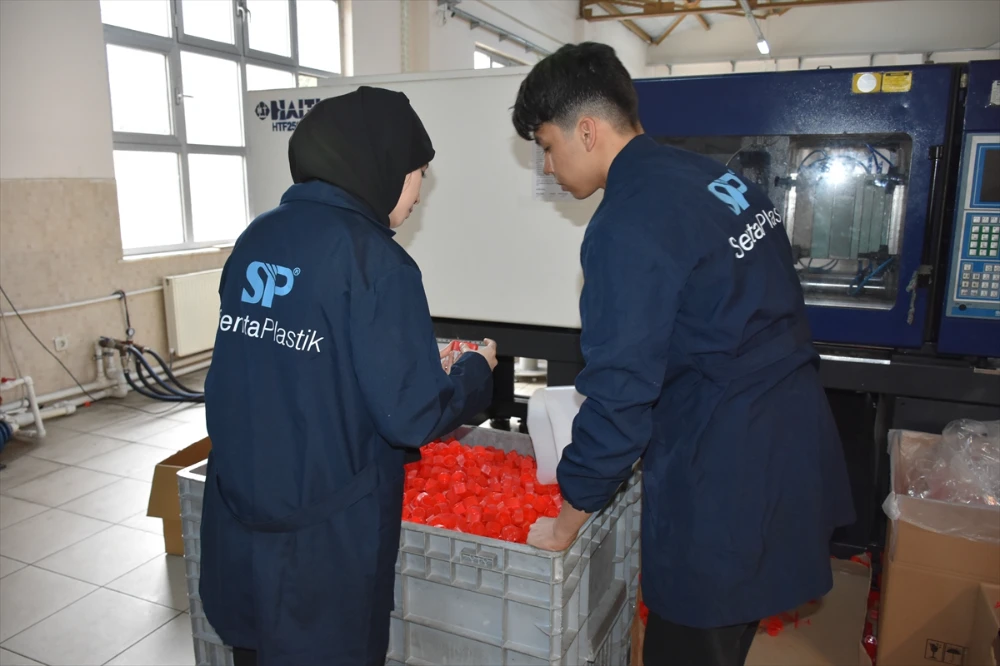 aa-20250506-37858105-37858096-plastik-sektorune-katki-saglayan-meslek-liseliler-para-da-kazaniyor.webp