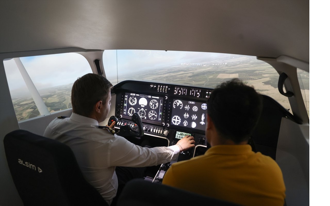 aa-20250618-38311106-38311100-pilot-adaylari-simulasyon-merkezinde-gercek-zamanli-ucus-deneyimi-yasiyor.jpg