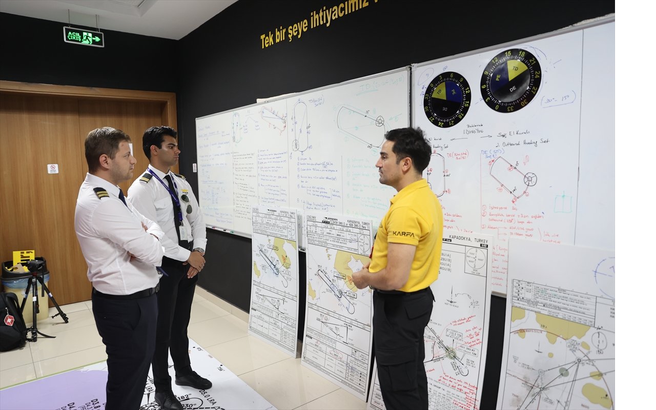 aa-20250618-38311106-38311105-pilot-adaylari-simulasyon-merkezinde-gercek-zamanli-ucus-deneyimi-yasiyor.jpg