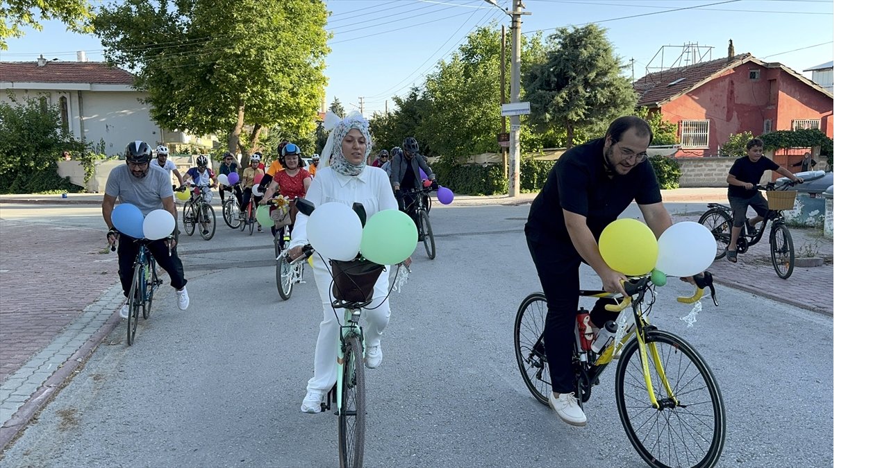 aa-20250629-38417293-38417289-nisanli-cift-gurultu-kirliligine-dikkati-cekmek-icin-bisikletlilerle-konvoy-olusturdu.jpg