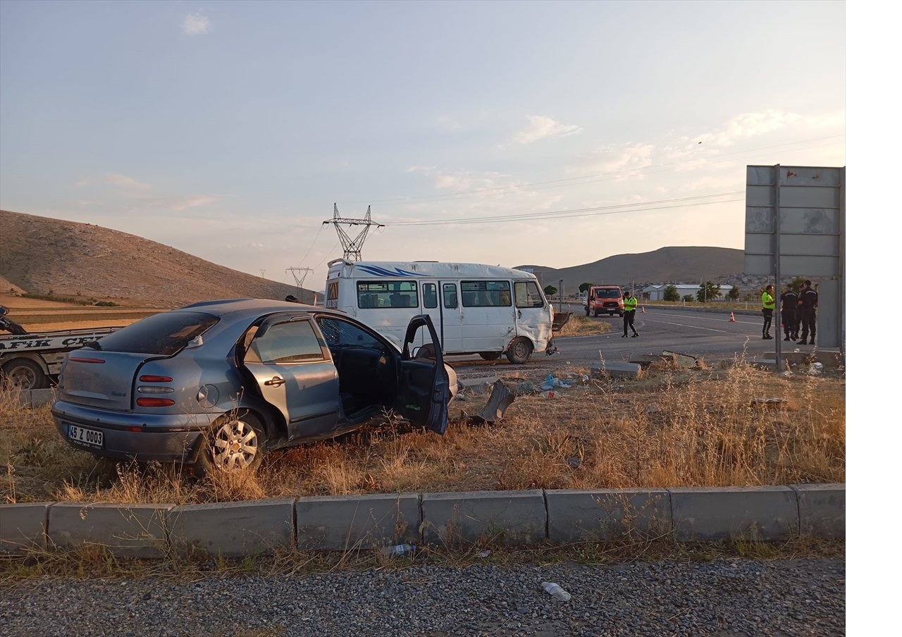 aa-20250717-38589815-38589812-konyada-tarim-iscilerini-tasiyan-minibus-ile-otomobilin-carpismasi-sonucu-16-kisi-yaralandi.jpg