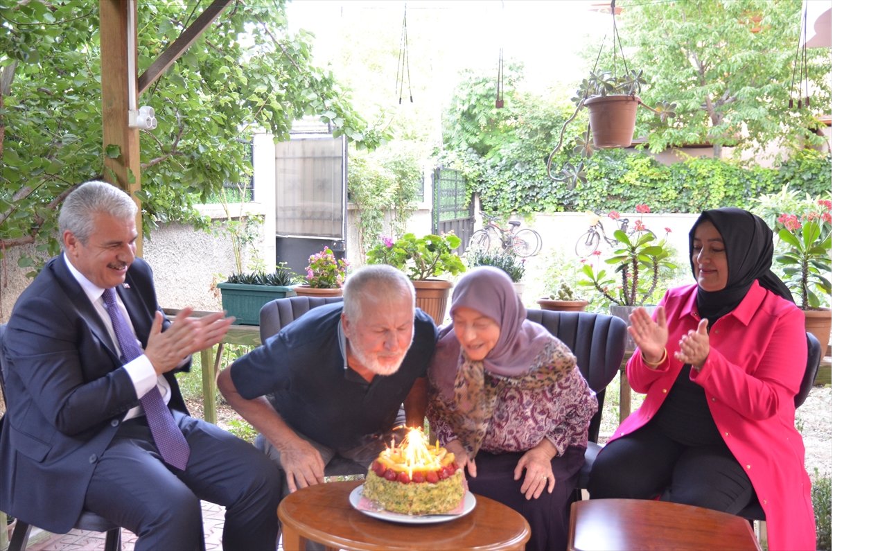 aa-20250718-38592746-38592743-konya-valisi-akin-aile-yili-etkinlikleri-kapsaminda-evlilikte-54-yilini-dolduran-cifti-ziyaret-etti.jpg