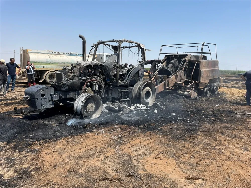 aa-20250728-38689105-38689101-aksarayda-balya-makinesi-ve-traktor-yanarak-kullanilamaz-hale-geldi.webp
