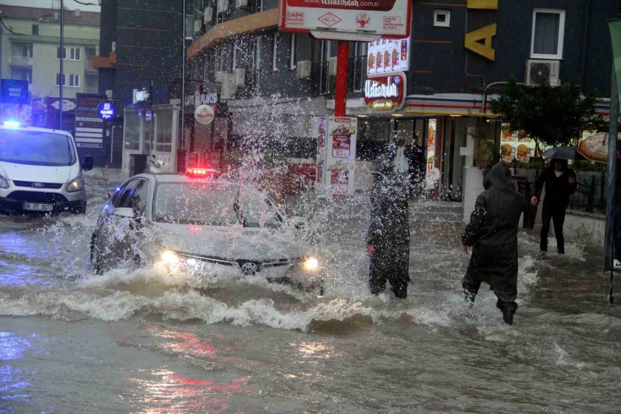 antalya-da-saganak-yagis-yollari-nehre-cevirdi1709654475.jpg
