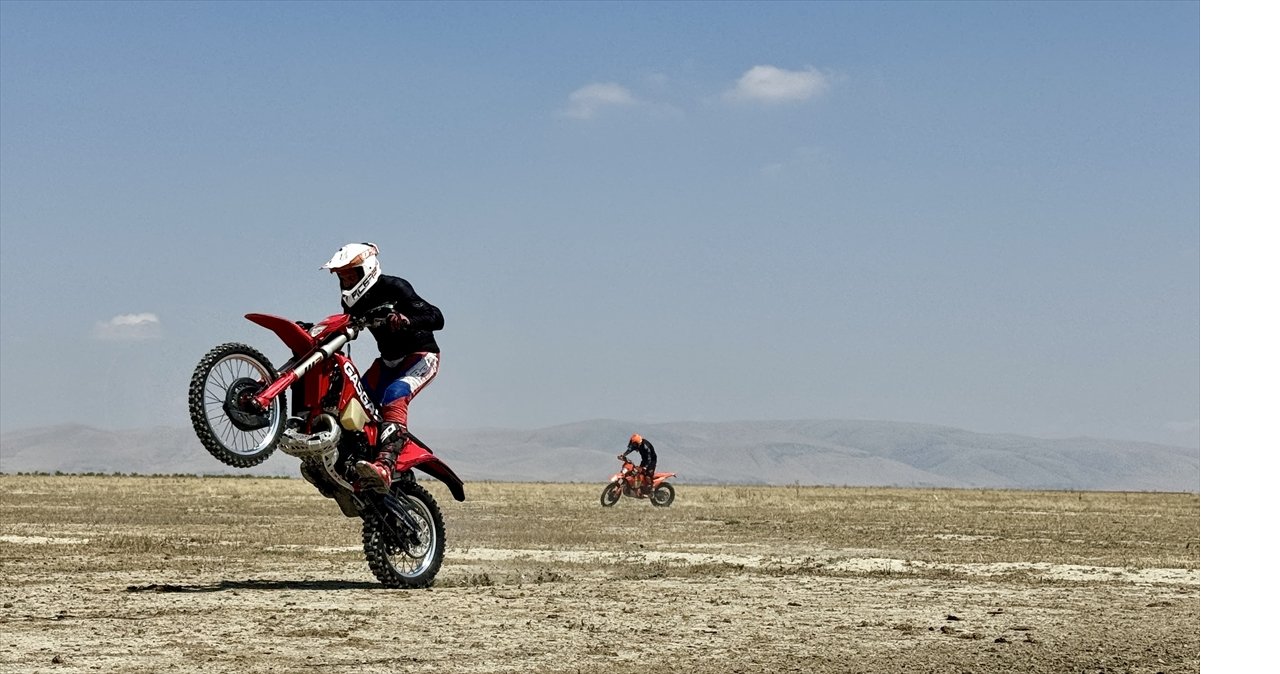 aa-20250804-38740908-38740897-kuruyan-aksehir-golunden-motosikletlerle-gectiler.jpg