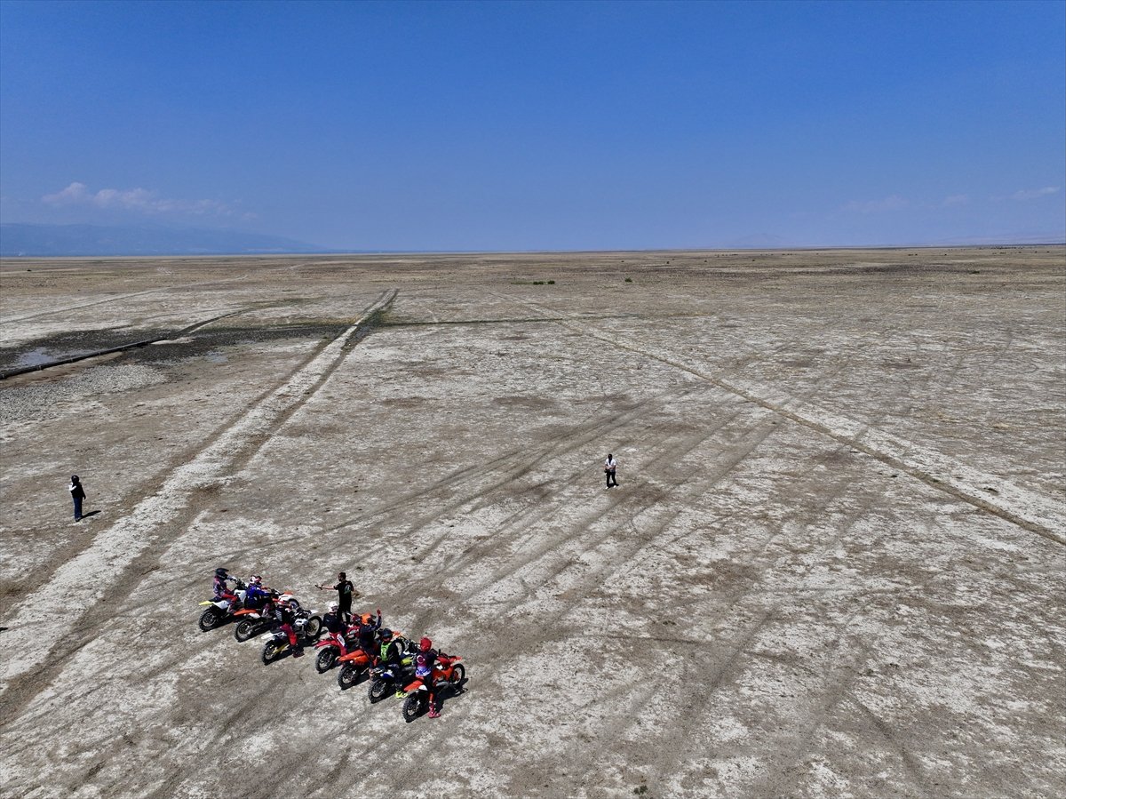 aa-20250804-38740908-38740900-kuruyan-aksehir-golunden-motosikletlerle-gectiler.jpg