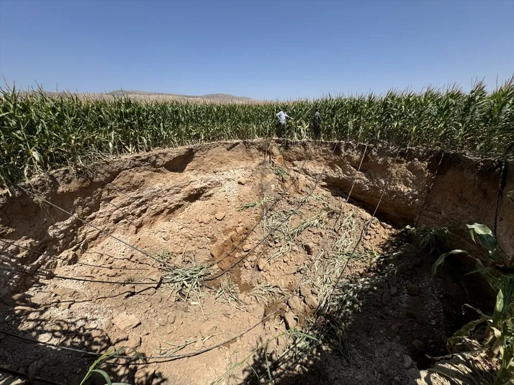 aa-20250826-38925690-38925689-karamanda-misir-tarlasinda-obruk-olustu.webp