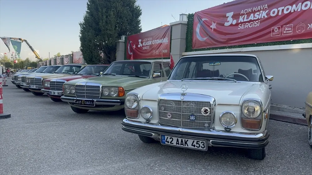 aa-20250829-38961801-38961798-klasik-otomobil-tutkunlari-3-kez-konyada-bulustu.webp