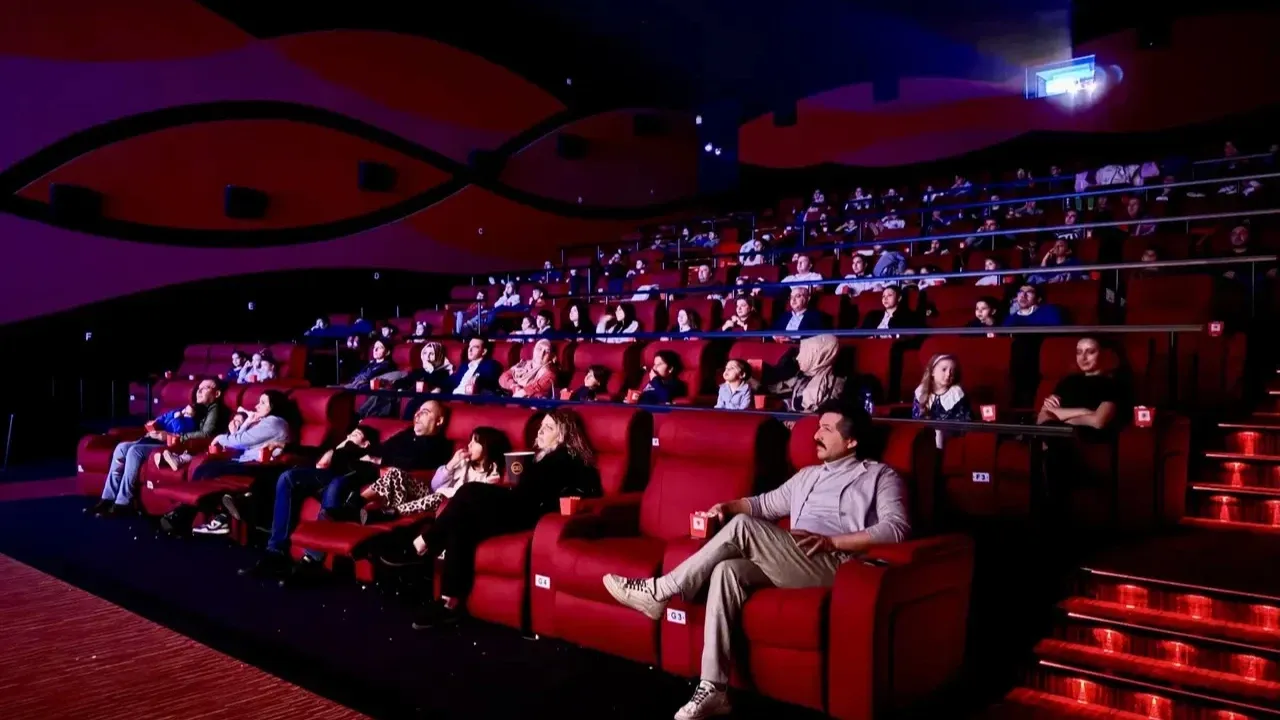 sinema-ve-sahne-sanatlarinda-patlama-2023-2024-sezonunda-izleyici-rekoru-kirildi-tkg6.webp