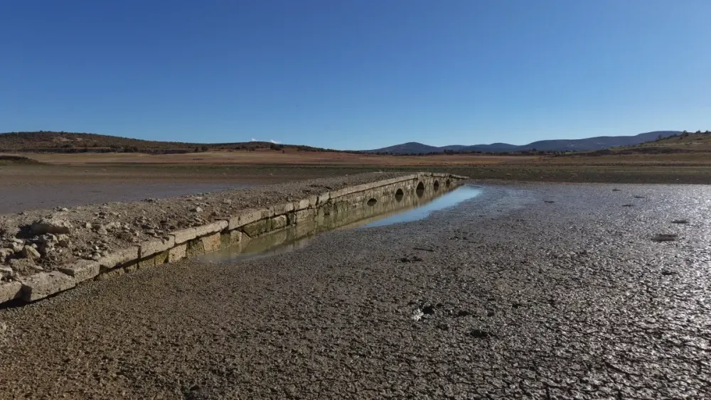 barajda-sular-cekildi-tarihi-kopru-ortaya-cik-19234715-amp-001.webp