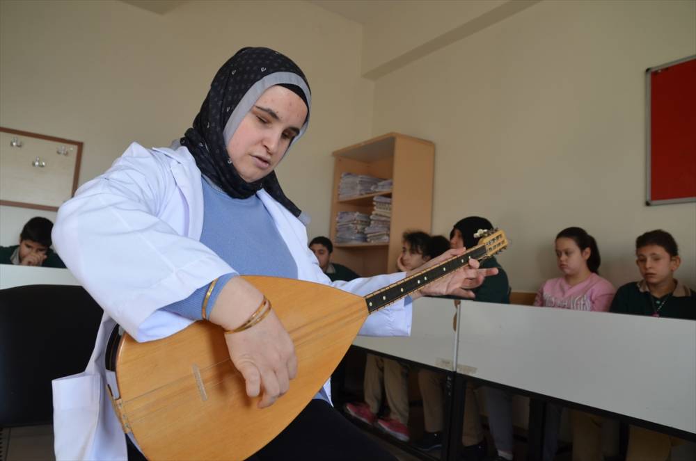 aa-20260204-40454836-40454831-gorme-engelli-mukaddes-ogretmen-ogrencilerine-hayatin-ritmini-tutmayi-ogretiyor-001.jpg