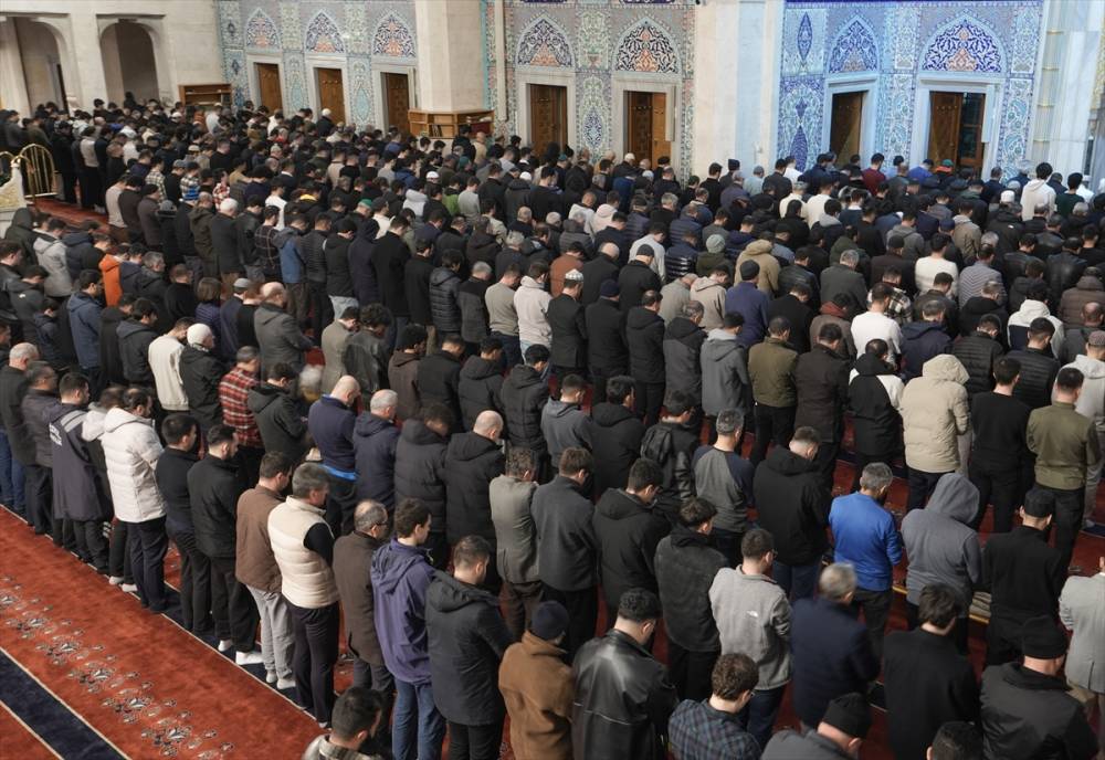 aa-20260218-40601917-40601914-ankarada-ilk-teravih-namazi-kilindi.jpg