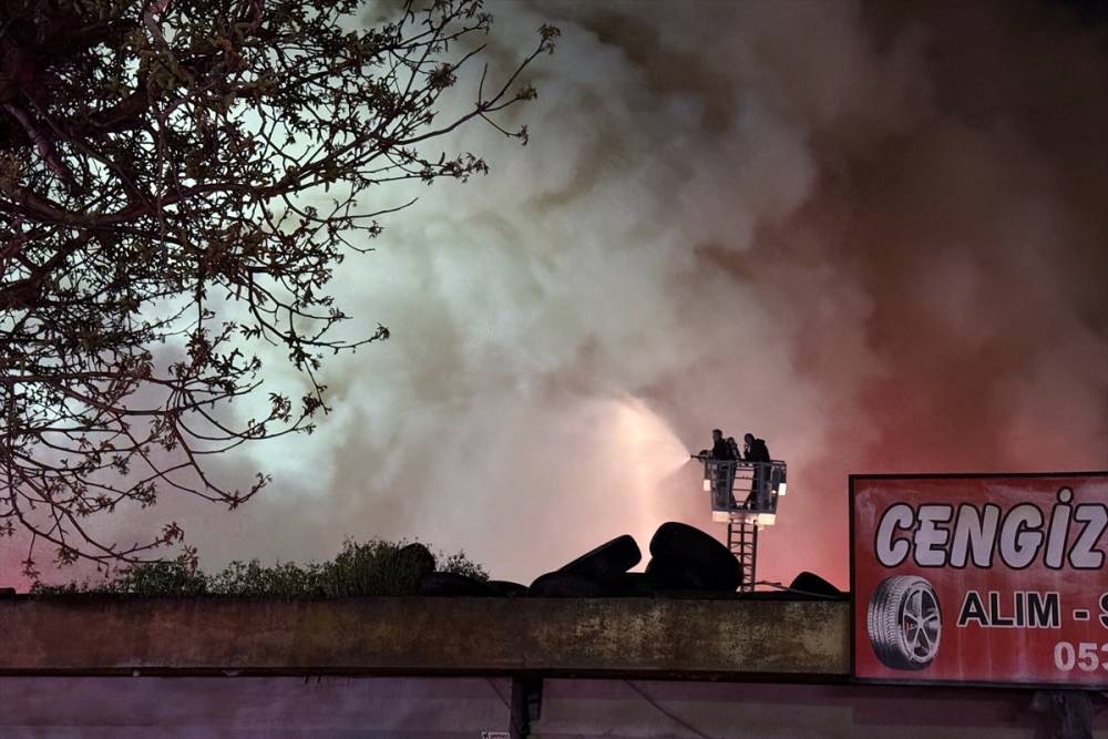 aa-20260419-41156602-41156599-konyada-oto-lastikciler-sanayisinde-cikan-yanginda-2-kisi-yaralandi.jpg