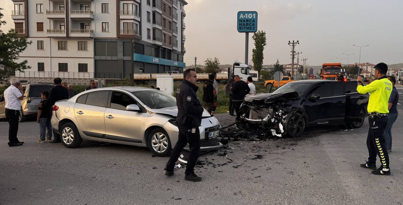 aa-20260512-41362173-41362171-aksarayda-zincirleme-trafik-kazasinda-4-kisi-yaralandi-1.jpg