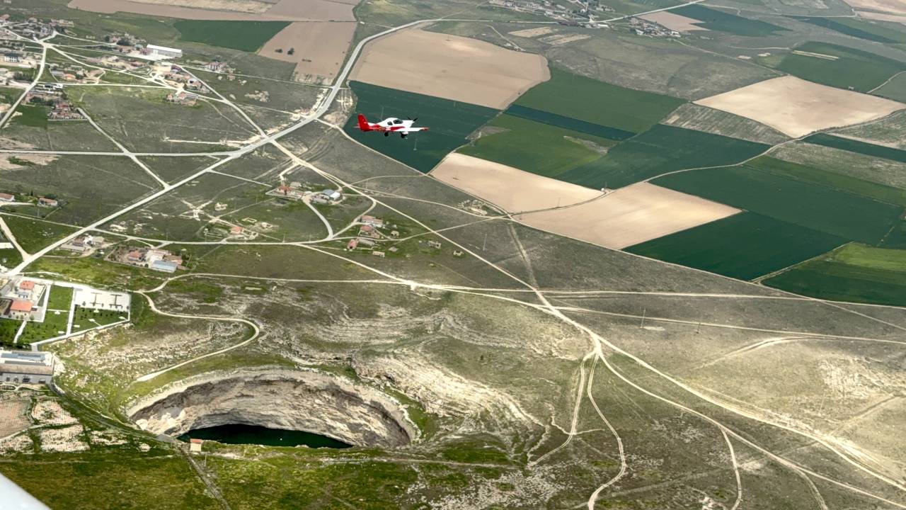 aa-20260522-41464500-41464498-cografya-ogretmeni-obruk-konusunu-uzerinden-ucakla-gecerek-anlatti.jpg