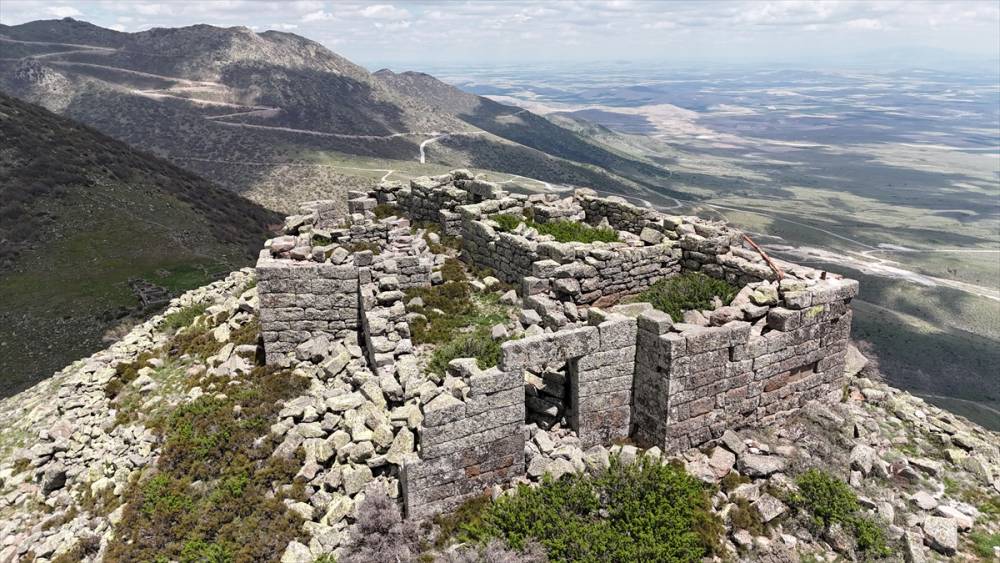 aa-20260528-41516020-41516010-karadagdaki-antik-havuz-ve-tarihi-yapilar-ziyaretcisini-bekliyor.jpg