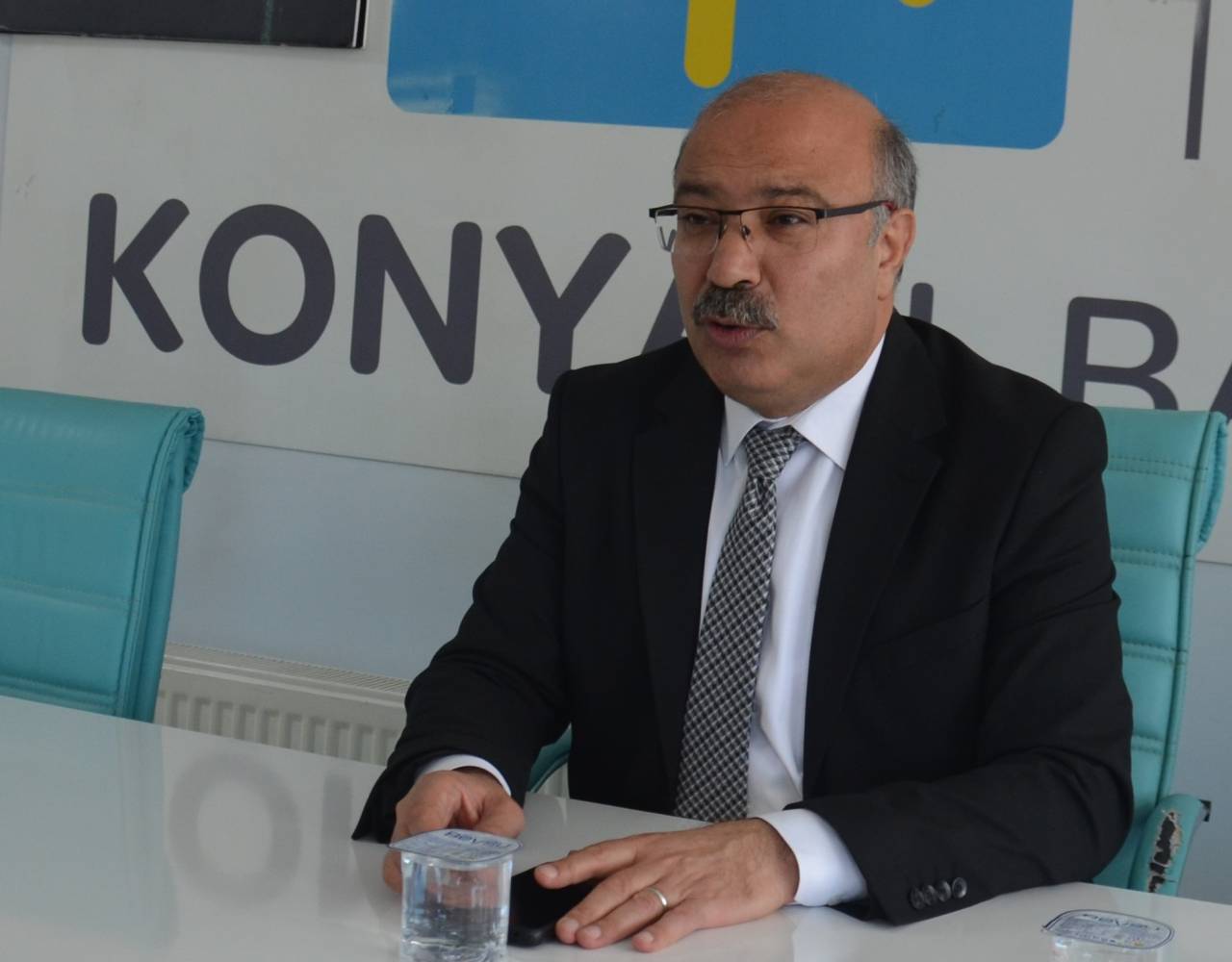 konusan-iyi-parti-tarimdan-sorumlu-genel-baskan-yardimcisi-kadir-ulusoy-konusurken.jpg