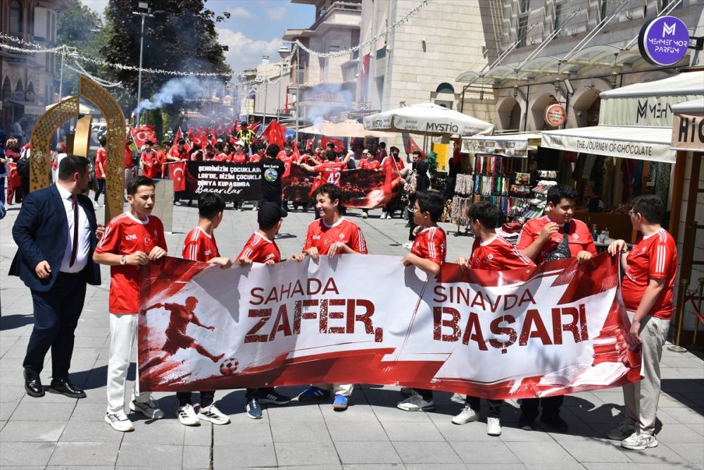 aa-20260611-41639884-41639881-konyada-ogrencilerden-a-milli-futbol-takimina-destek-yuruyusu.jpg