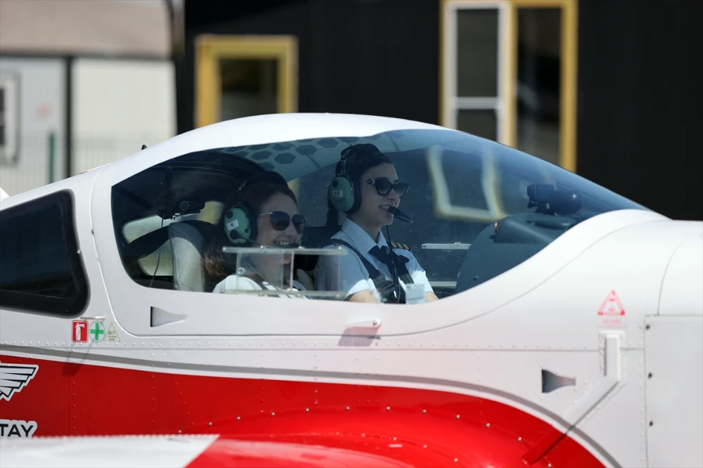 aa-20260613-41658718-41658703-pilotluk-hayalini-gerceklestiren-genc-kiz-mezuniyet-heyecanini-annesiyle-gokyuzunde-yasadi.webp