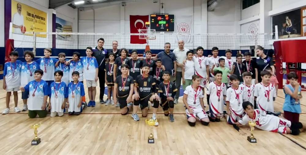 u11-erkek-voleybol-takimi-namaglup-konya-sampiyonu-oldu-1-001.jpg