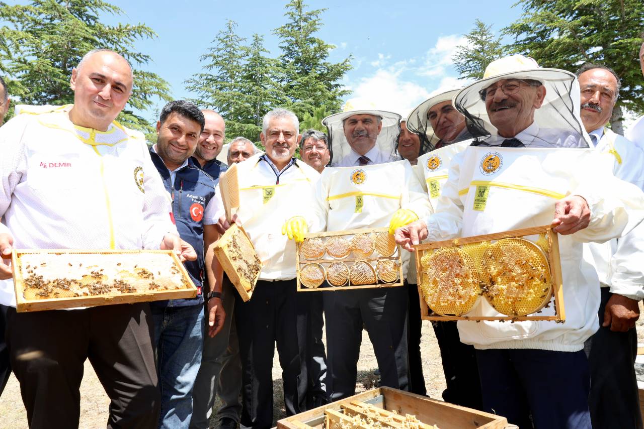aa-20260709-41936681-41936679-beysehirde-bal-hasadi-yapildi.jpg