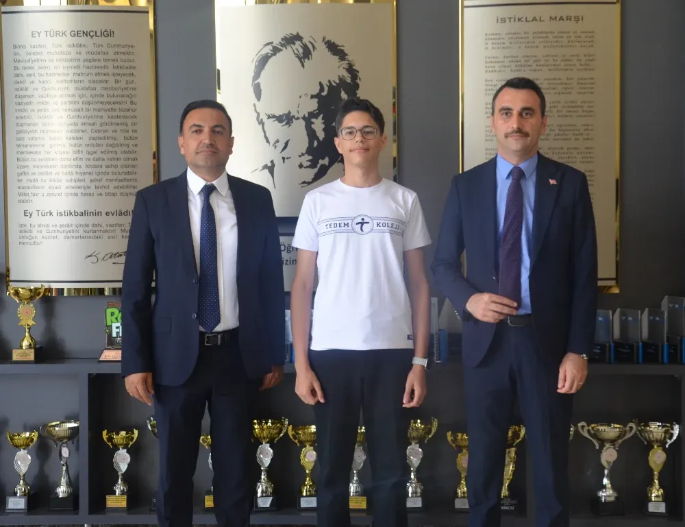 tedem-egitim-kurumlari-kurucusu-ve-yonetim-kurulu-baskani-teoman-yilmaz-tedem-koleji-ortaokul-muduru-burcak-tuter-ve-kayra-berk-gulsen-beraber1.webp