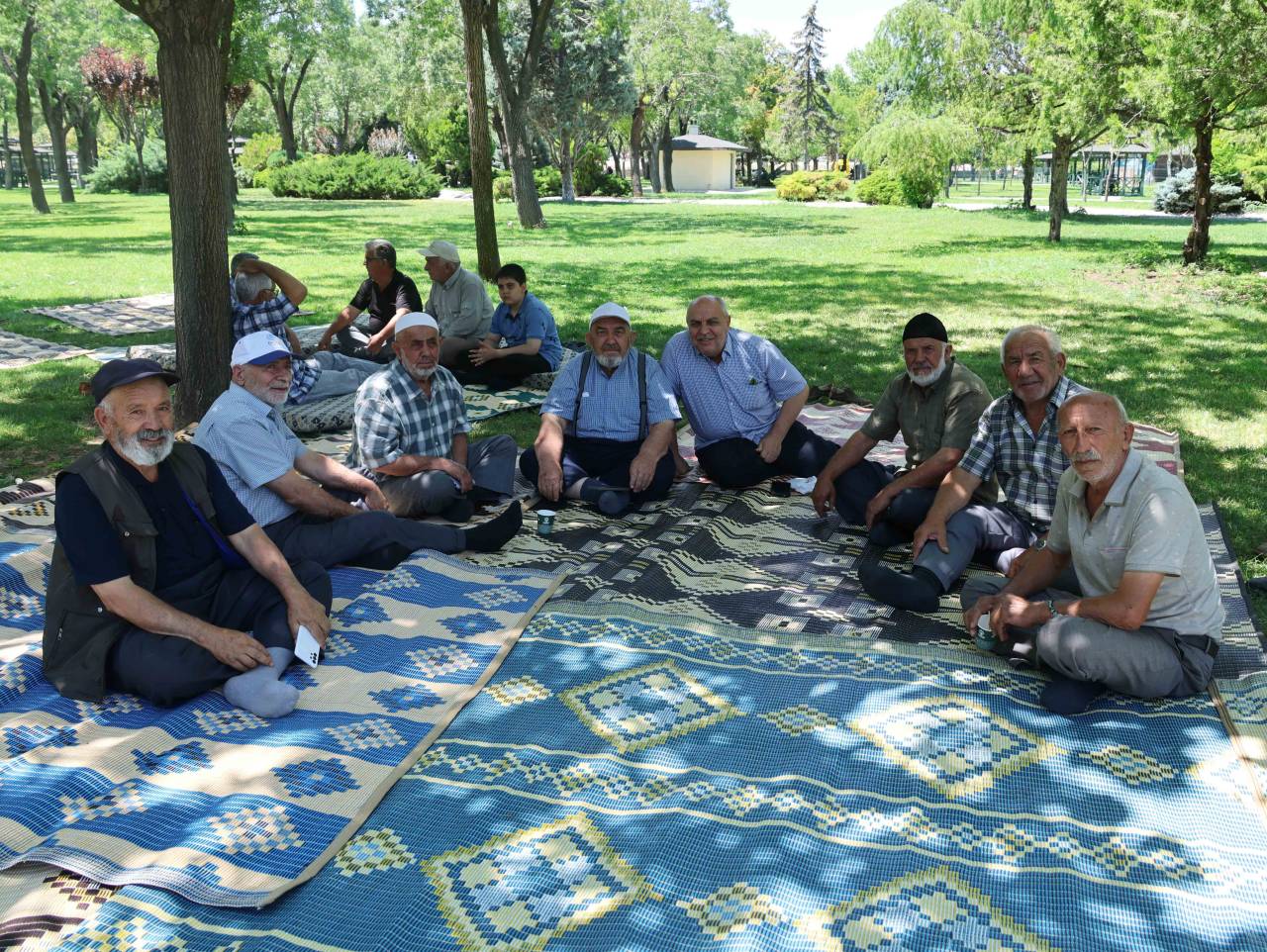 baskan-kilca-sehir-parkinda-emeklilerle-bir-araya-geldi-1.jpg
