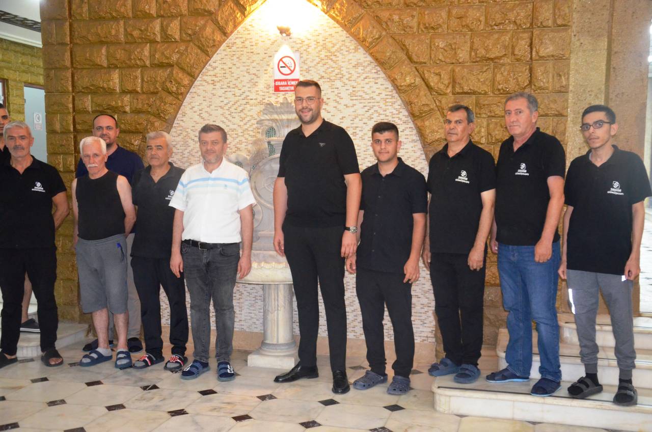 sauna-gumuskapi-isletmecisi-alparslan-emre-katirci-calisanlarla-birlikte.jpg