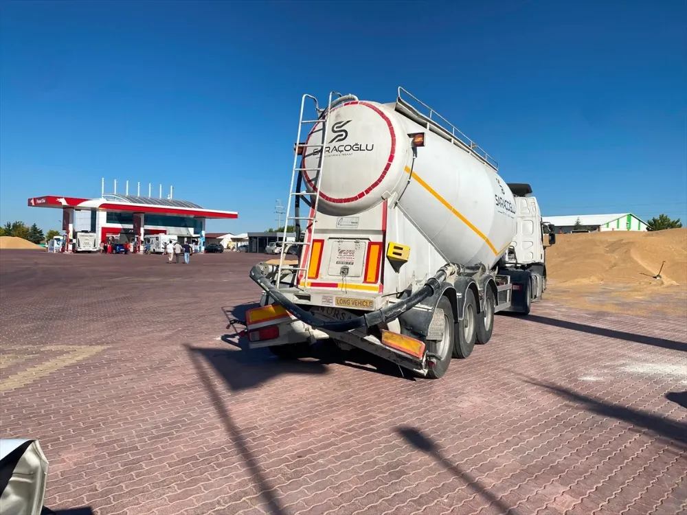 aa-20260730-42105828-42105827-aksarayda-otomobilin-cimento-tankerine-carpmasi-sonucu-5-kisi-yaralandi-1.webp
