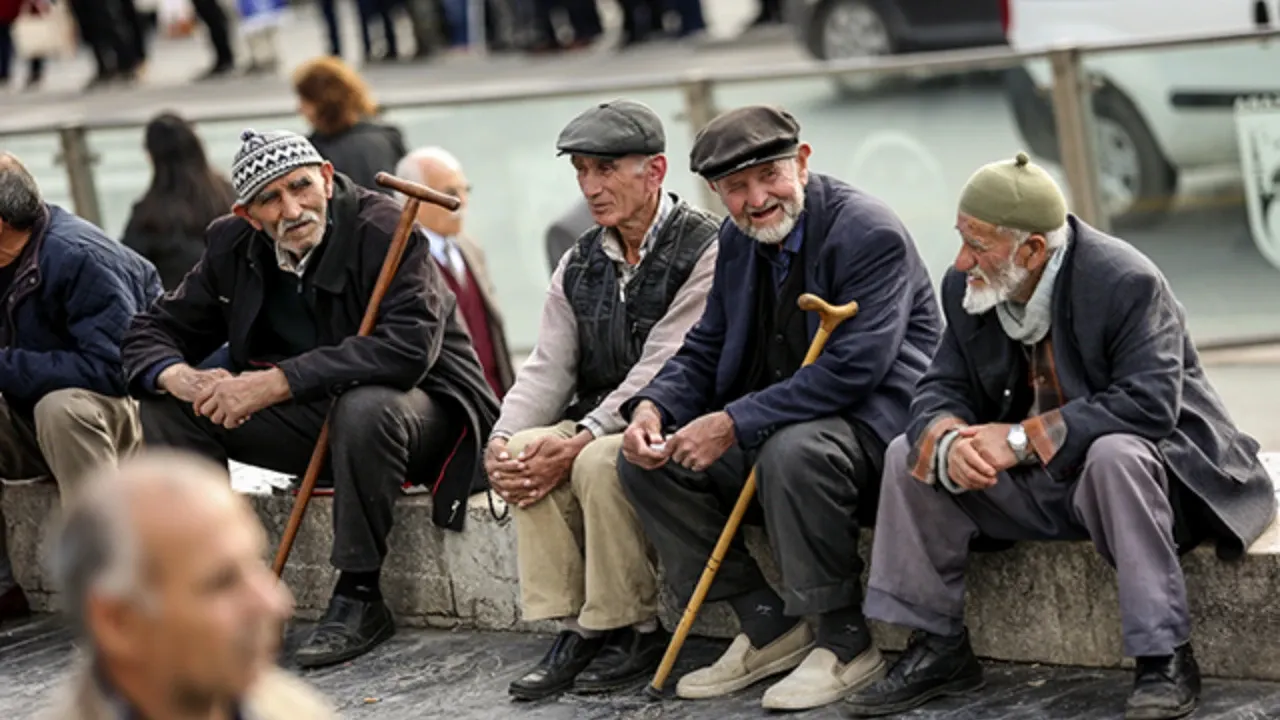 turkiyede-yaslilar-mutlu-sebebi-aciklandi.webp