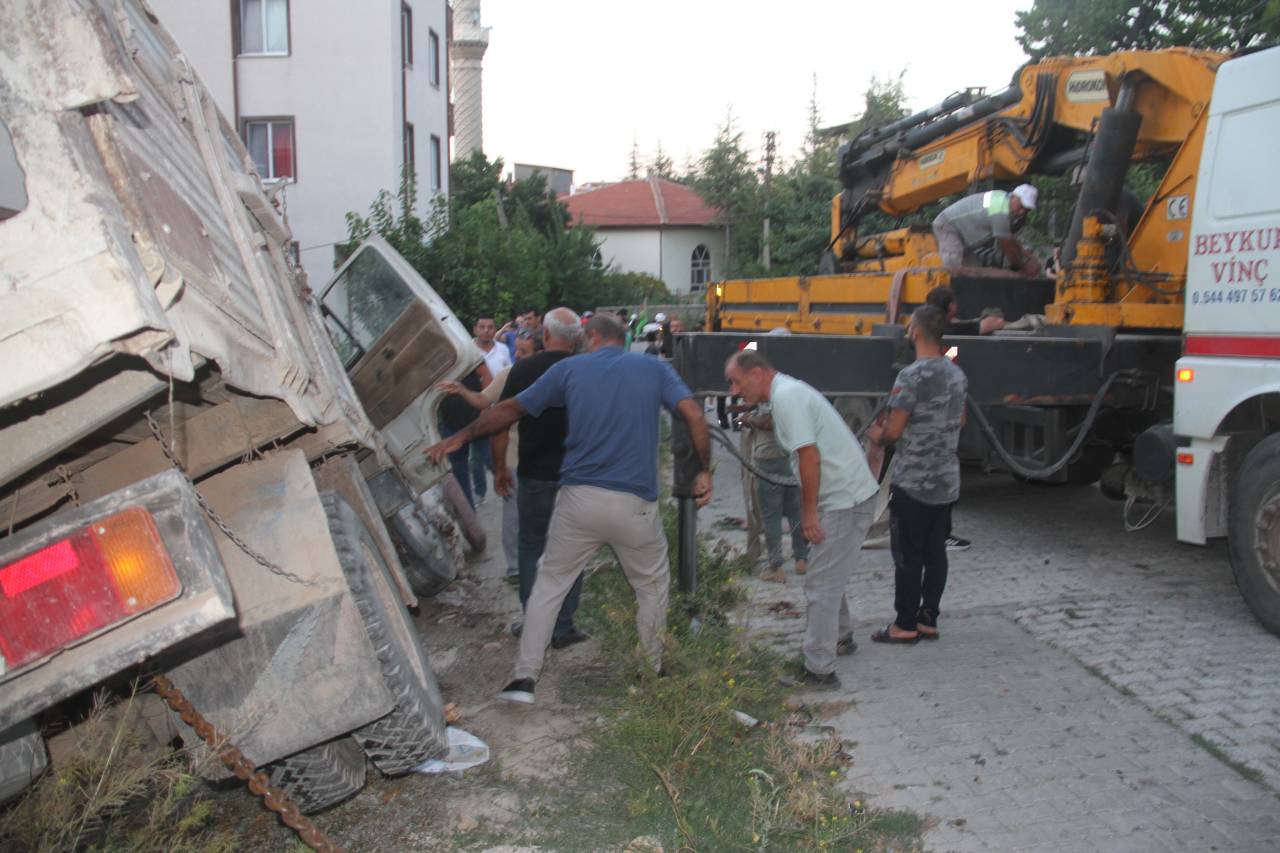 aa-20260826-42307879-42307877-konyada-el-freni-bosalan-kamyoneti-durdurmak-isteyen-kisi-yaralandi.jpg