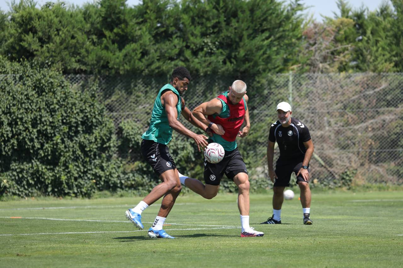 aa-20260825-42305694-42305693-konyaspor-kocaelispor-macinin-hazirliklarini-surdurdu.jpg