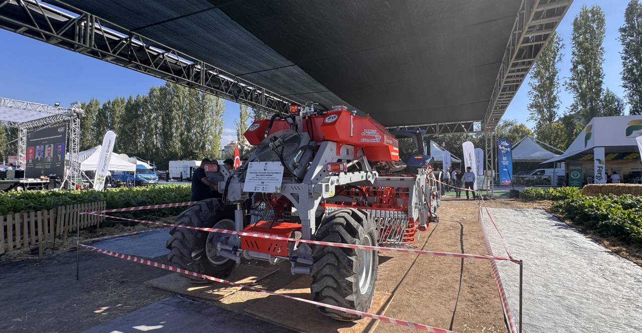 aa-20260906-42397305-42397303-tubitak-destegiyle-pancar-hasat-makinesi-urettiler.jpg